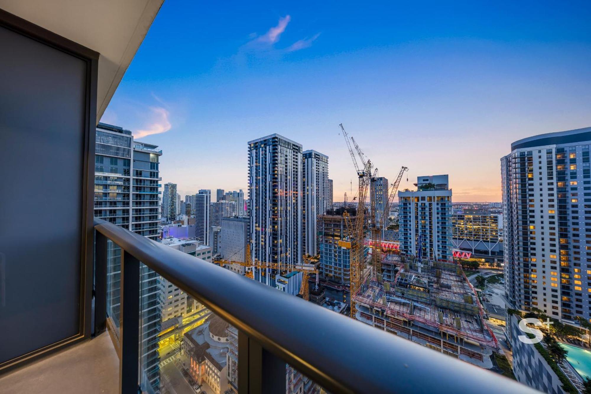 Stylish Cityscape 1bd In With Panoramic Views Сasa de vacaciones *